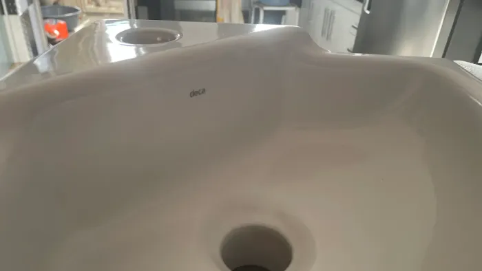 Pia de canto marca DECA pra vender logo