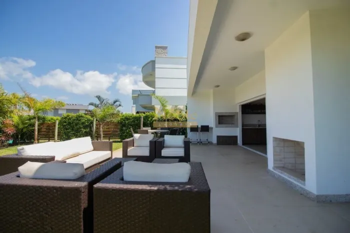 Casa de condomínio alto padrão com Piscina