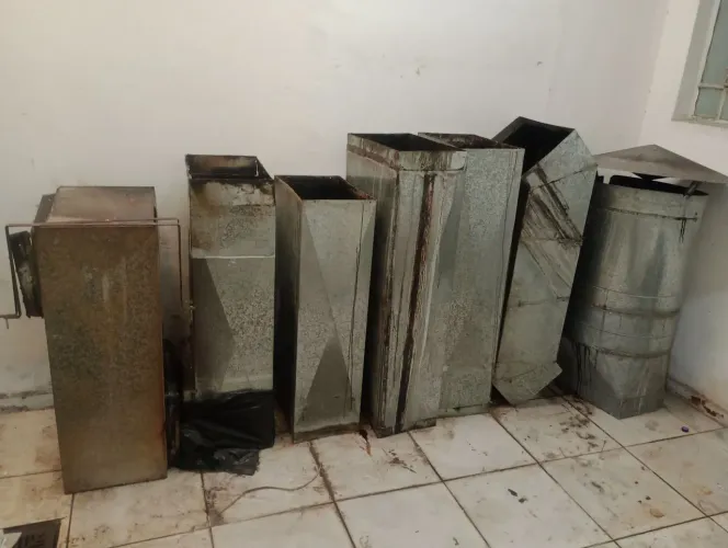 Tubulação de exaustor de 7,00 metros de comprimento em bom estado