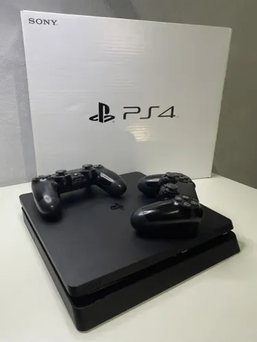 PS4 SLIM 500 GB 2 CONTROLES 3 JOGOS