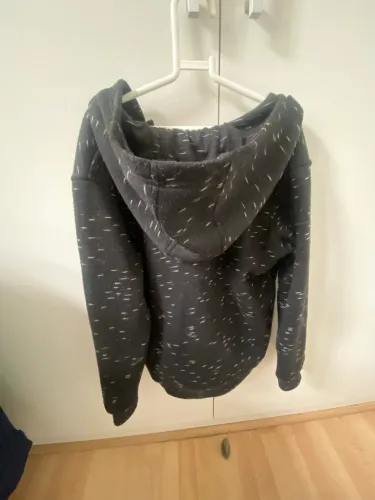 Moletom preto com capuz 7/8 anos (126 cm)