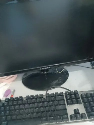 Computador estilo gamer com bastante jogos mais antigos