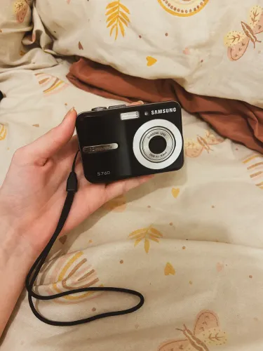  Câmera digital Samsung S760 compacta e preta com 7,2 megapixels