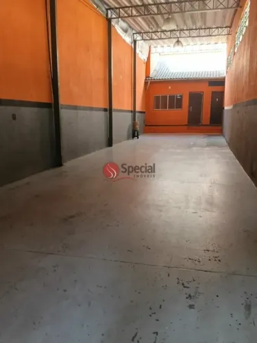 São 2 salões e 1 casa 10X 25 na Avenida João XXIII.