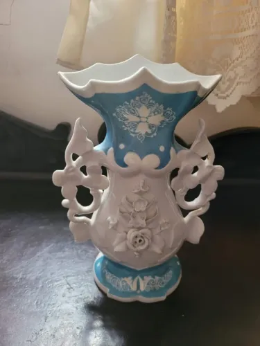 Vaso em porcelana Francesa com flores em relevo