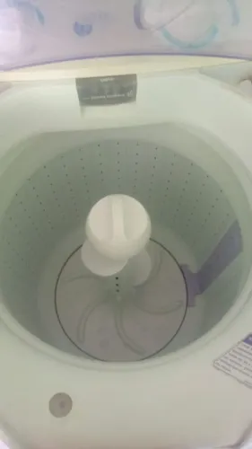 Vendo máquina Eletrolux 7 kg apenas com defeito na tampa e às vezes tem problema de solta