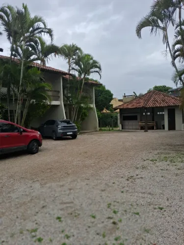 Alugo casa anual a 150 metros da beira da praia da ferrugem  