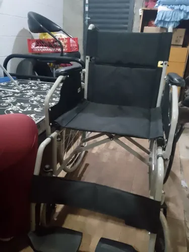 Cadeira de rodas Dellamed modelo D100 suporta até 135kg apenas 7 meses de uso 