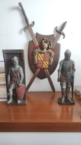 Conjunto Medieval Vintage-Brasão Amsterdã+Cavaleiros+Espadas decorativas 