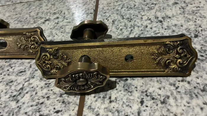 Peça de porta antiga em bronze