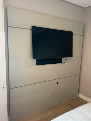     Painel de TV Planejado em MDF Fendi com porta de acesso 