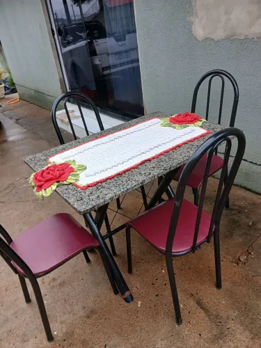 A venda uma linda ? mesa de jantar de marmore semi nova super reforçada