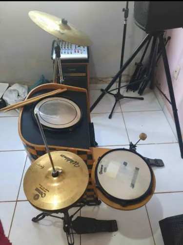 Vende ou troca em uma caixa JBL com dois microfones