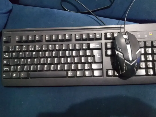 Teclado e mouse com fio