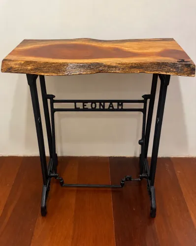Mesa Vintage em Madeira Maciça com Base de Ferro Fundido - Altamente Versátil