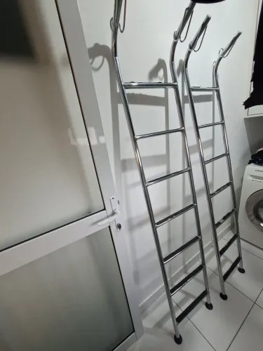 Vendo 2 escadas metálicas cromadas para beliche em ótimo estado de conservação.