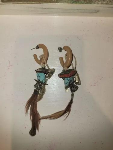 Brinco com pena e figa, detalhes azul e marrom