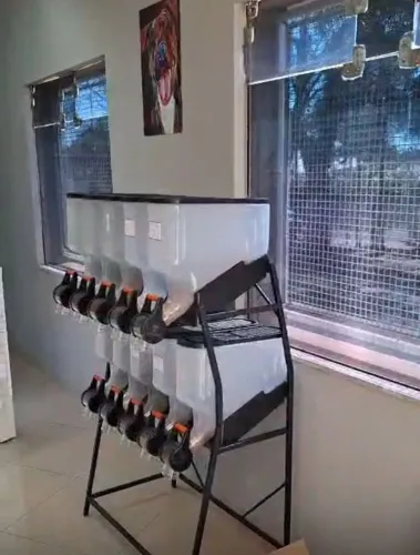 Dispenser Plastpenser 10 módulos de 10 litros preto. Em excelente estado de conservação