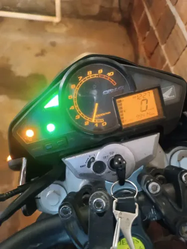 Vendo cb 300 ano 2010