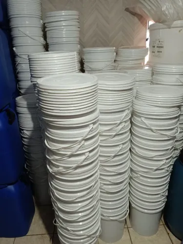 Balde de 20 litros plástico com tampa e alça 