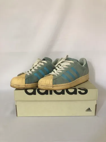 Tênis ADIDAS Superstar em camurça azul com biqueira shell toe