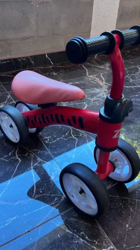 Bicicleta de equilíbrio infantil sem pedal 4 rodas vermelha