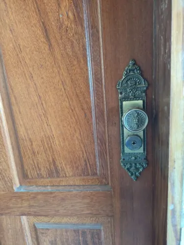 Pra quem precisa de uma porta de madeira