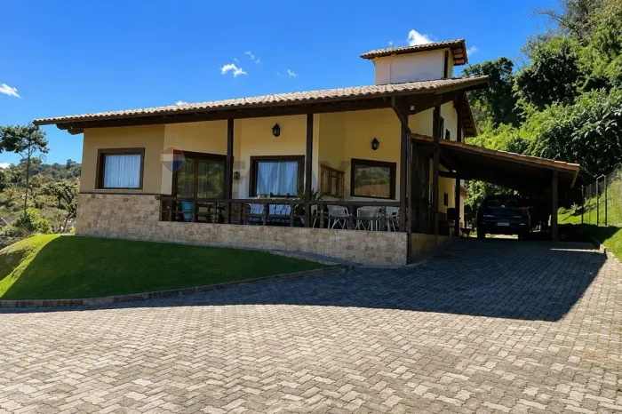 Granja à venda com 8.550 m² de terreno, casa com 262m2, piscina, área gourmet e muito conf