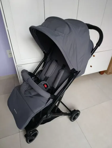 Vendo Carrinho de passeio de bebê Marca cara da Kikaboo, em estado de novo