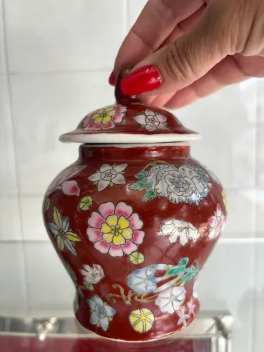 Antigo Potiche Porcelana Oriental Vermelha Rouge De Fer - Estilo Millefleurs" 1970 a 1990
