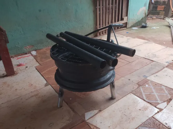 Churrasqueira é suporte para disco de arado.