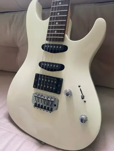 Kit Guitarra Ibanez Gio GS 120 + Amplificador Orange Crush 20L