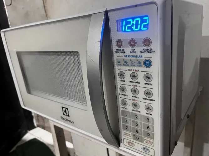Microondas Electrolux 20 litros funcionando