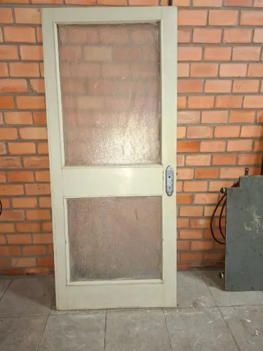 PORTA DE MADEIRA MACIÇA 2.10 x 0.90. BRINDE EXTENSÃO DE 30 CM. FECHADURA E DOBRADIÇAS DE I