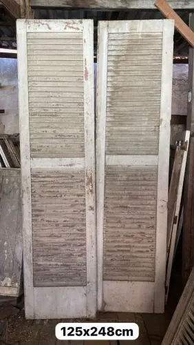 Porta de duas folhas de venezianas em Cedro