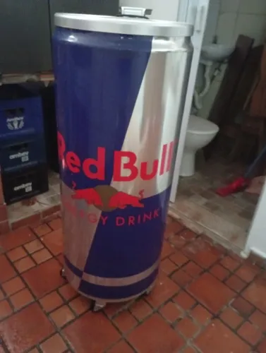 Geladeira red bull