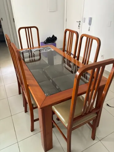 Mesa de jantar para 6 lugares em madeira com tampo de vidro.