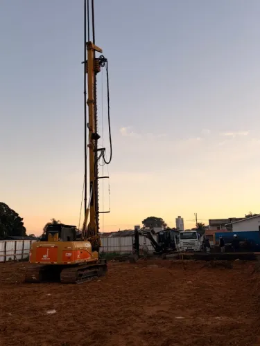 Vaga para profissionais, meio oficial e ajudante na construção civil
