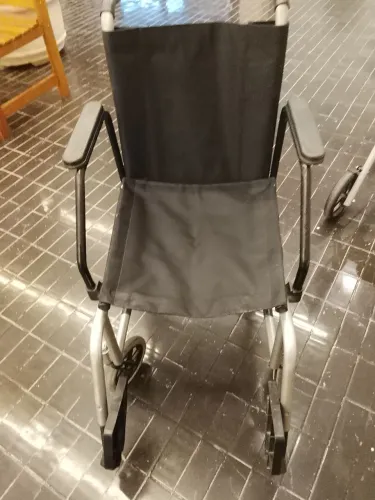 Cadeira de Rodas para uso interno 4 rodas estreita