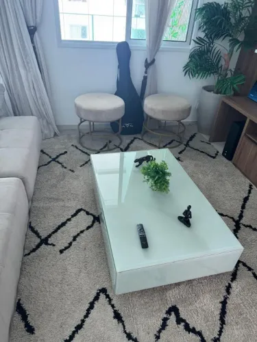 Mesa retangular laqueada com tampo de vidro