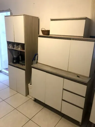 Armário de cozinha e cama de madeira pura