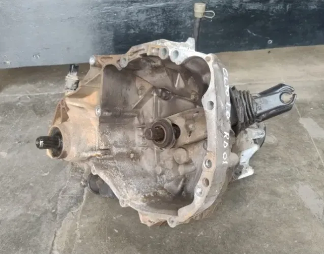 Caixa de cambio Renault Clio 1.0 2005 com detalhe