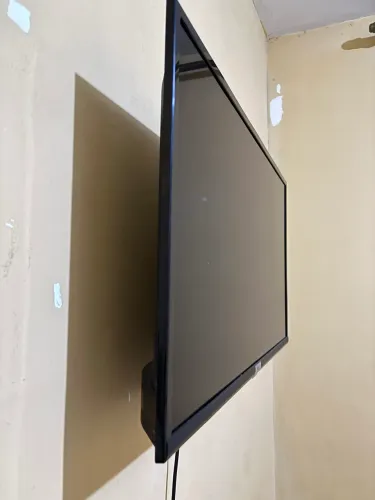 Esta Smart TV TCL de 32 polegadas apresenta uma tela LED e design compacto