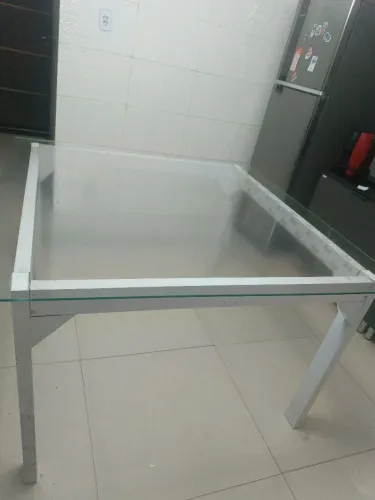 Mesa de vidro. 1.35 x 1.35, sem cadeiras