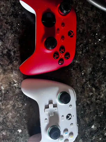 2 controles, um Xbox series e um gamesir g7 pro 