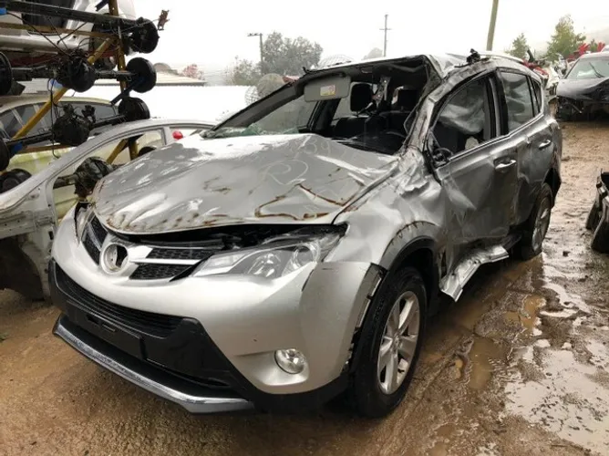 Sucata Toyota Rav4 4x4 Gasolina Automática 2013 vendida em peças 