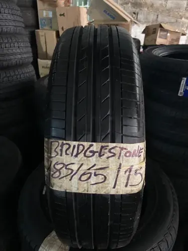 Pneu 185/65R15 Bridgestone.