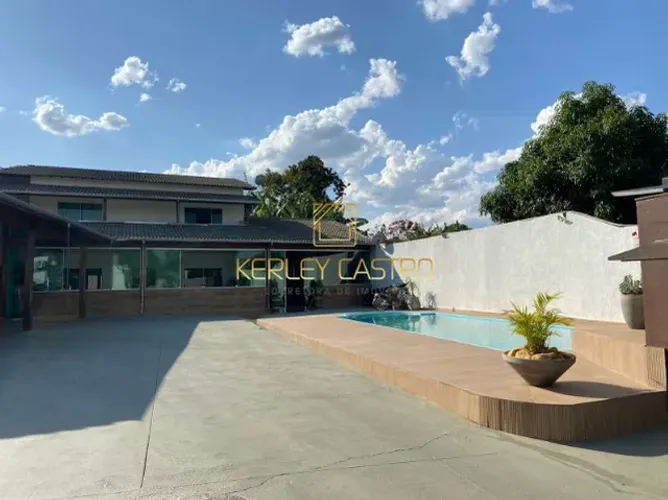 Vendo casa espetacular com três suítes e mais de 900 m² de lote no bairro Catarina.