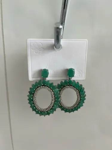 Brinco semi joia todo cravejado com pedras verdes (4 cm)