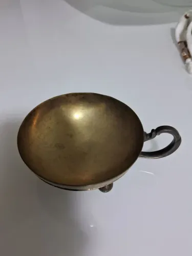 Taça de chá em metal antigo